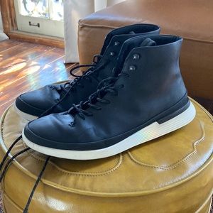 Wolf and Shepherd Crossover Hiker Size 15 Black